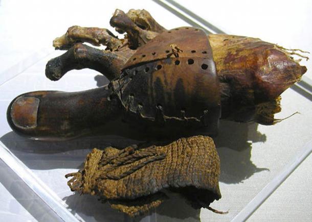 Dedo del pie protésico desde el antiguo Egipto, ahora en el Museo Egipcio de El Cairo