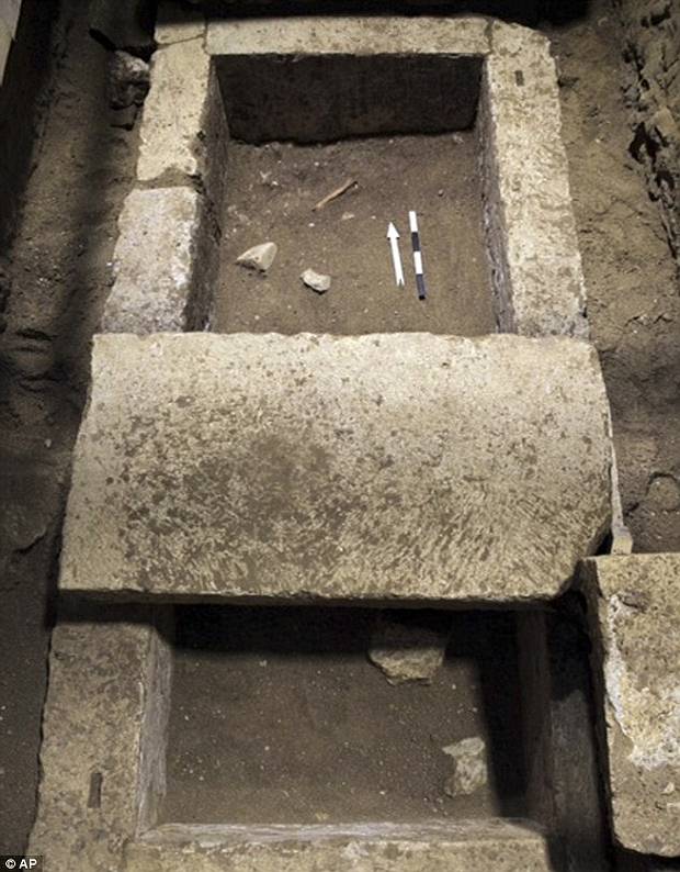 Dentro del sarcófago había un ataúd de madera cerrado con clavos de hierro y bronce. Los huesos fueron hallados tanto dentro como fuera del ataúd junto con artefactos decorativos.