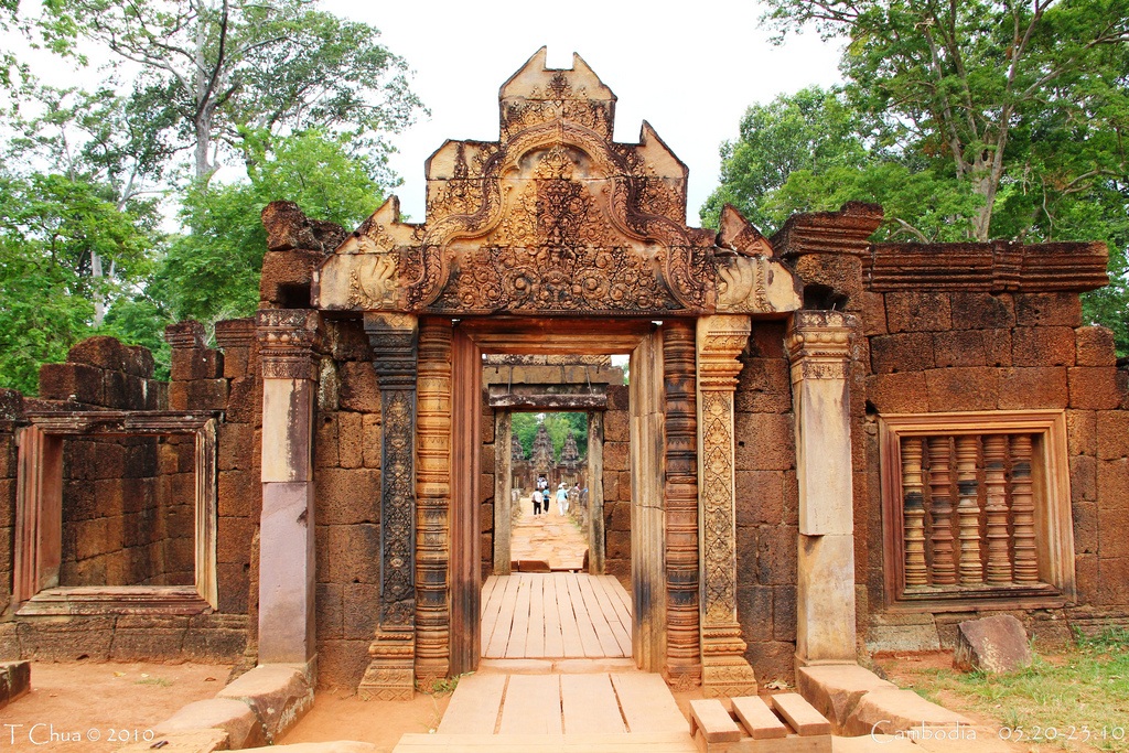 The long causeway. Banteay Srei 12