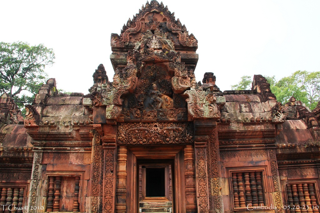 Śiva Nāṭarāja is depicted on the eastern gopura of the inner enclosure wall. Banteay Srei 8