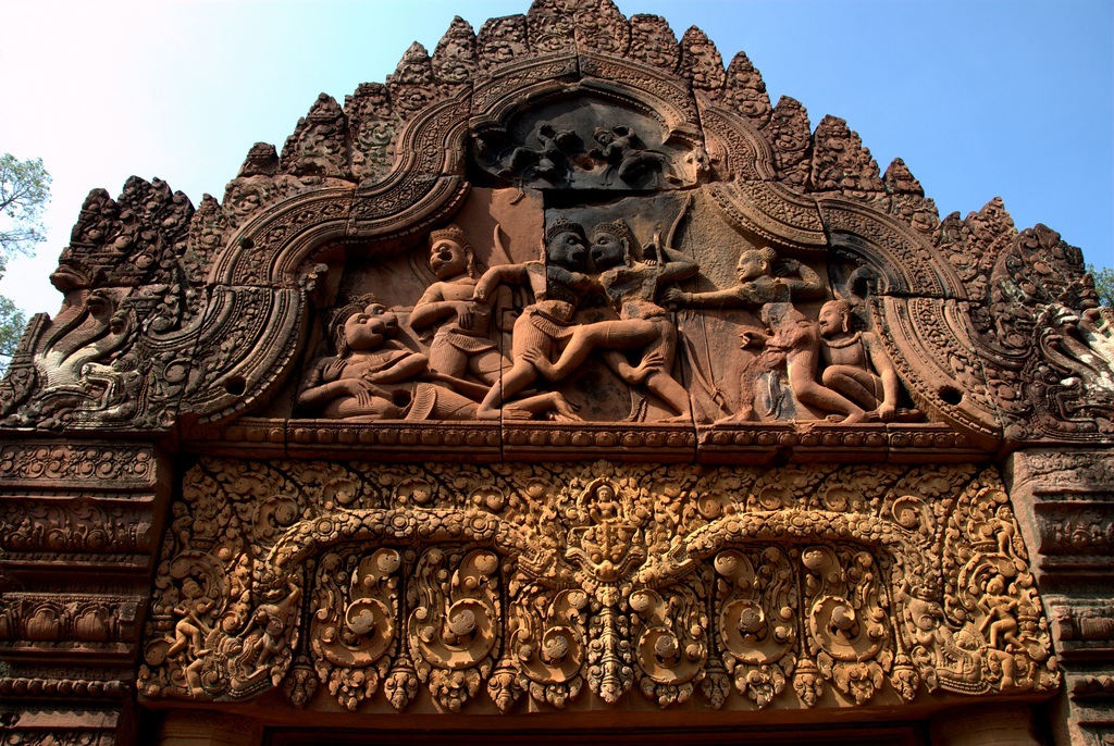 The combat between Vāli and Sugrīva is depicted on the western gopura. Banteay Srei 9