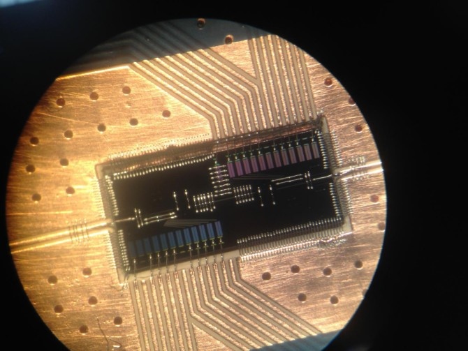 Sistema fotón-electrón de computación cuántica usando silicio