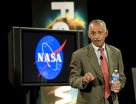 El jefe de la NASA revela que el Área 51 existe y que hay vida extraterrestre en el universo