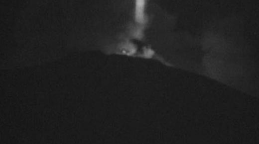 Misteriosa haz sobre el Monte Etna y OVNIs sobre el volcán mexicano