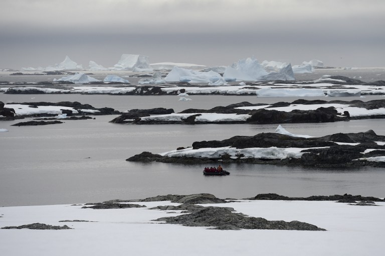 La misteriosa "anomalía" enterrada en la Antártica que enfrenta a caza ovnis y científicos