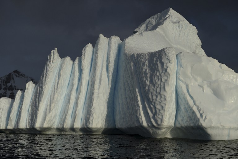 La misteriosa "anomalía" enterrada en la Antártica que enfrenta a caza ovnis y científicos