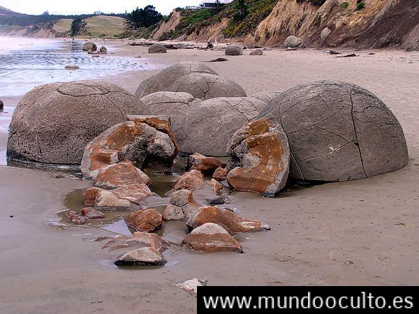 LAS MISTERIOSAS ESFERAS DE PIEDRA “MOERAKI” DE NUEVA ZELANDA LAS MISTERIOSAS ESFERAS DE PIEDRA “MOERAKI” DE NUEVA ZELANDA