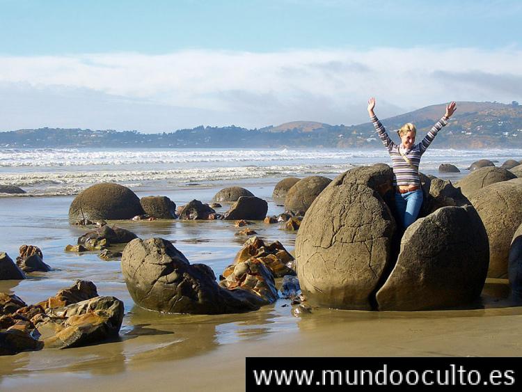 LAS MISTERIOSAS ESFERAS DE PIEDRA “MOERAKI” DE NUEVA ZELANDA LAS MISTERIOSAS ESFERAS DE PIEDRA “MOERAKI” DE NUEVA ZELANDA