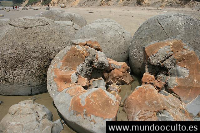 LAS MISTERIOSAS ESFERAS DE PIEDRA “MOERAKI” DE NUEVA ZELANDA LAS MISTERIOSAS ESFERAS DE PIEDRA “MOERAKI” DE NUEVA ZELANDA