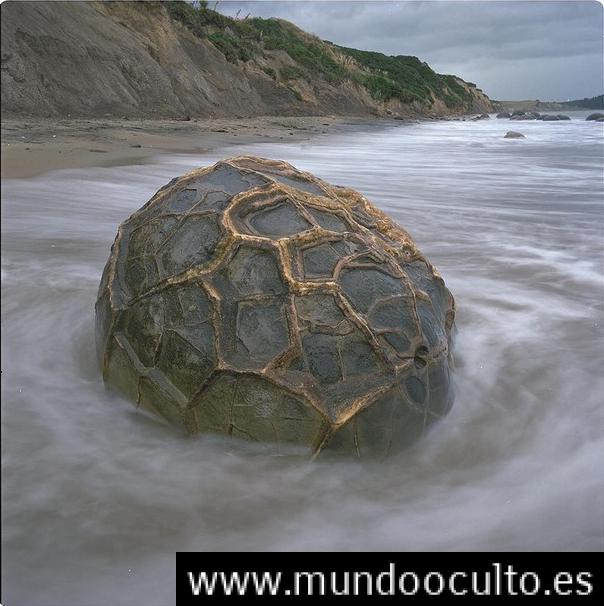 LAS MISTERIOSAS ESFERAS DE PIEDRA “MOERAKI” DE NUEVA ZELANDA LAS MISTERIOSAS ESFERAS DE PIEDRA “MOERAKI” DE NUEVA ZELANDA