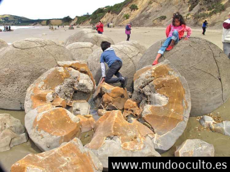 LAS MISTERIOSAS ESFERAS DE PIEDRA “MOERAKI” DE NUEVA ZELANDA LAS MISTERIOSAS ESFERAS DE PIEDRA “MOERAKI” DE NUEVA ZELANDA
