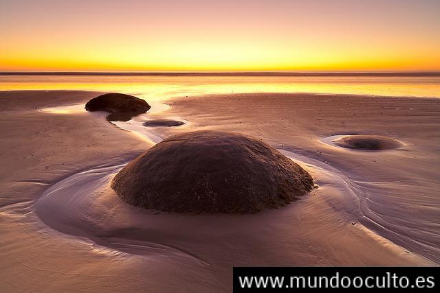 LAS MISTERIOSAS ESFERAS DE PIEDRA “MOERAKI” DE NUEVA ZELANDA LAS MISTERIOSAS ESFERAS DE PIEDRA “MOERAKI” DE NUEVA ZELANDA