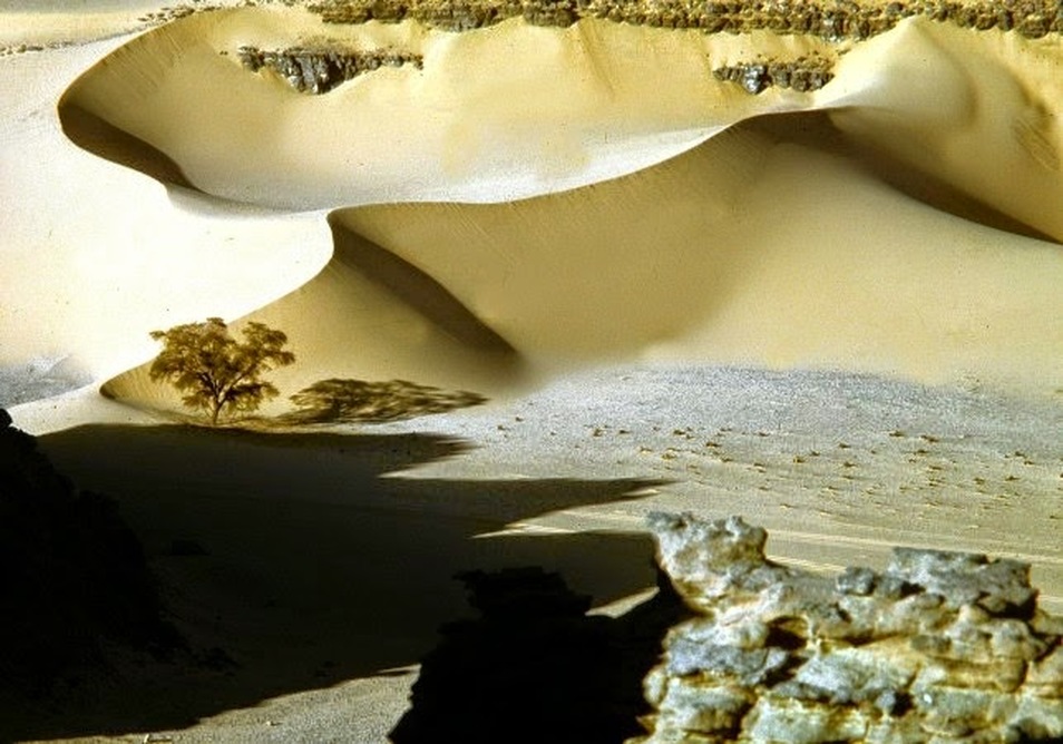 Desierto de vidrio formada por bombas atómicas antiguas?"Ahora me he convertido en la muerte, el destructor de mundos" 