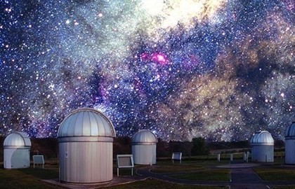 Una enana roja se escondía en el polvo de una conocida estrella gigante