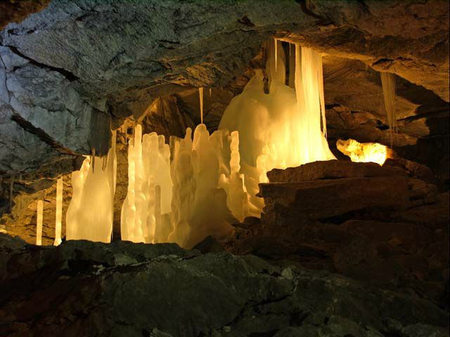 La inquietante leyenda de la alucinante cueva de hielo de Kungur, Rusia