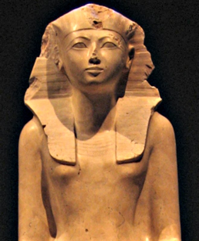 Detalle de escultura de Hatshepsut, dinastía XVIII del antiguo Egipto, c. 1473 a. C. – 1458 a. C. Caliza endurecida, Museo Metropolitano de Arte, Nueva York. (Postdlf/GNU Free)