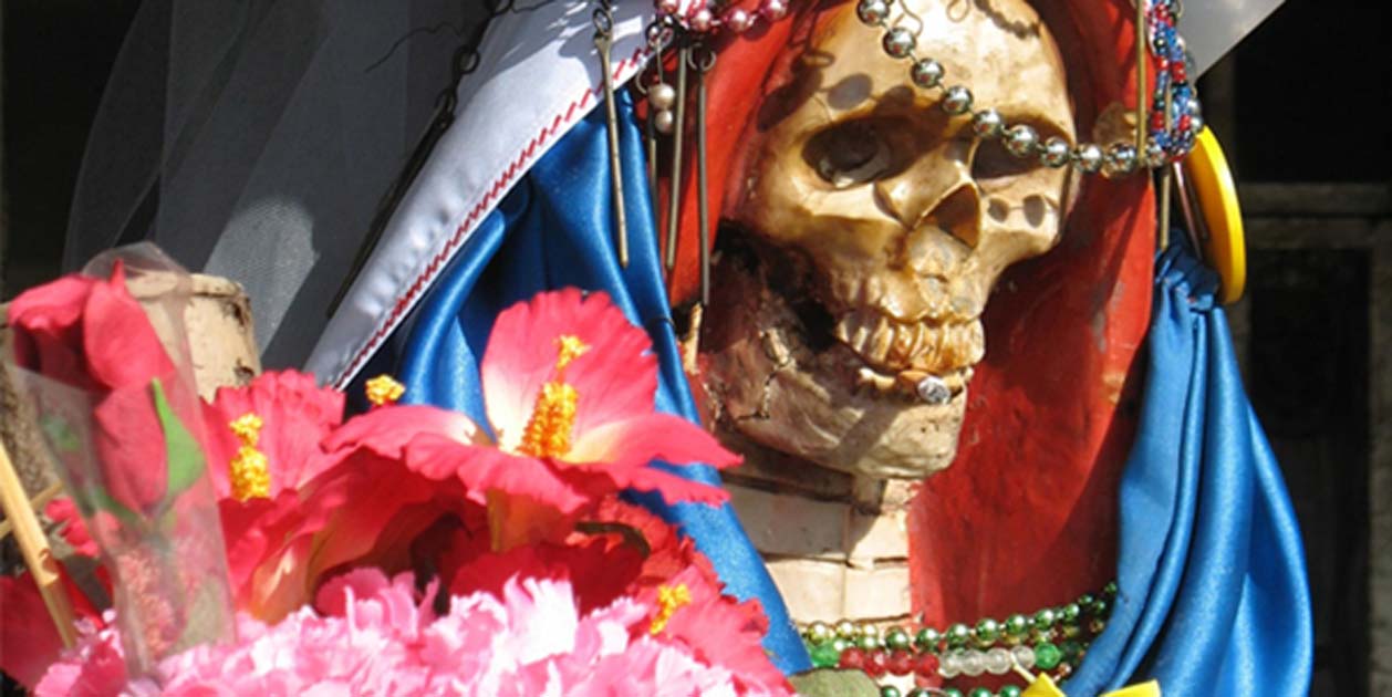 ¡Viva la Muerte! La Santa Muerte: santa popular y personificación de la muerte, sanadora y protectora
