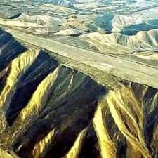 Las pistas de aterrizaje de Nazca: Cimas de montañas planas que desafían toda explicación. Las pistas de aterrizaje de Nazca: Cimas de montañas planas que desafían toda explicación.