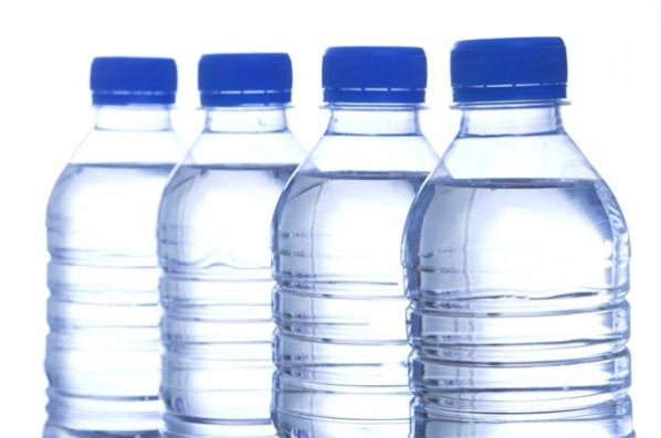 24.000 productos químicos contaminan el agua embotellada.
