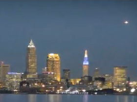 Ovni gigante brillante sobre Cleveland