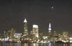 Ovni gigante brillante sobre Cleveland
