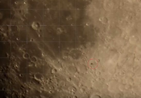 Capta objetos voladores posiblemente cerca de la Luna