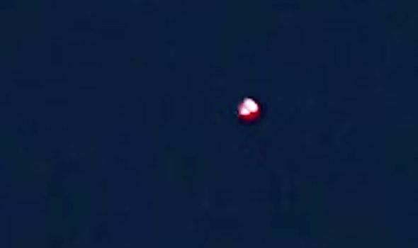 Capta objetos voladores posiblemente cerca de la Luna