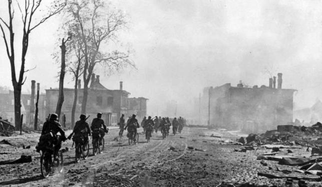 ADOLF HITLER: HOMBRE DE PAZ QUE OFRECIÓ LA PAZ 5 VECES A INGLATERRA ADOLF HITLER: HOMBRE DE PAZ QUE OFRECIÓ LA PAZ 5 VECES A INGLATERRA