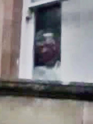 Aterrador rostro aparece en una fotografía de un manicomio abandonado de Gales