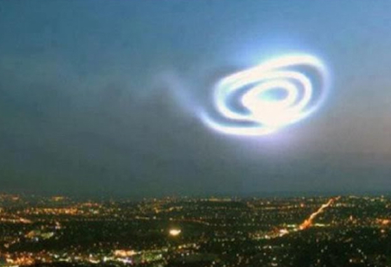 Extraños portales interdimensionales en el cielo Extraños portales interdimensionales en el cielo
