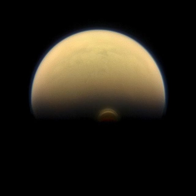 Vistas deslumbrantes muestran la superficie de Saturno Luna Titán como nunca antes