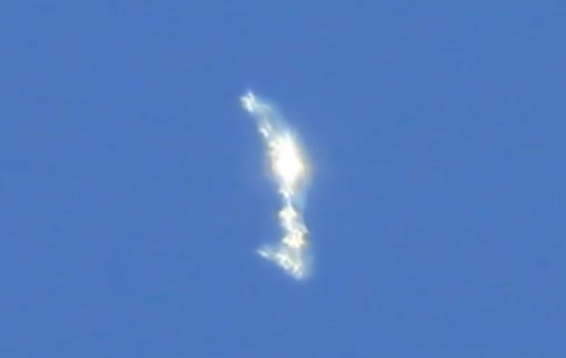Graban una misteriosa formación luminosa en los cielos de Milán