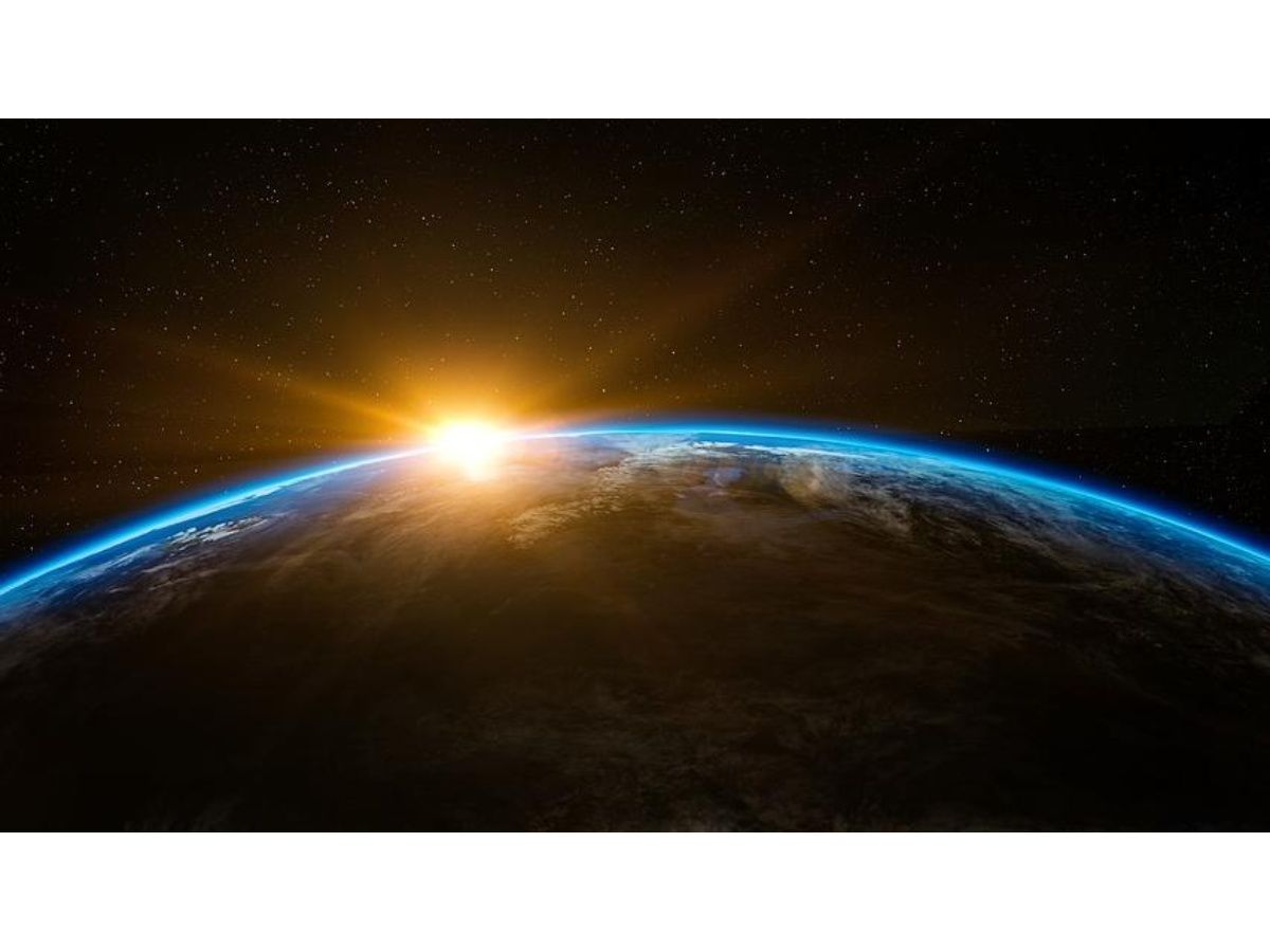 ¿Por qué el campo magnético terrestre se mueve hacia el oeste?