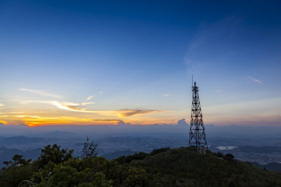 Un satélite alienígena está en órbita retrógrada alrededor de la Tierra