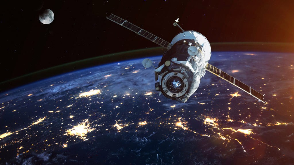 Un satélite alienígena está en órbita retrógrada alrededor de la Tierra