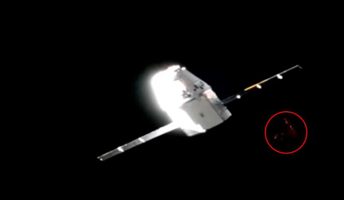 OVNI triangular TR3B es captado durante la retransmisión de la misión del SpaceX Dragon