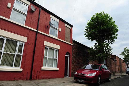 Una familia huye de su casa en Liverpool después de ver una aparición fantasmal en una fotografía