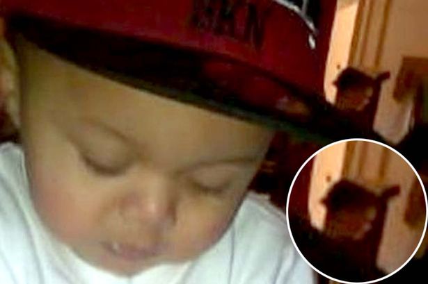 Una familia huye de su casa en Liverpool después de ver una aparición fantasmal en una fotografía
