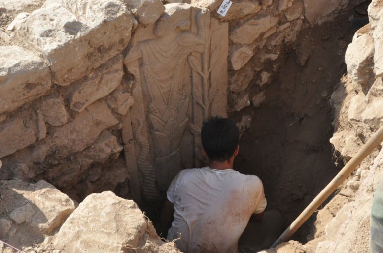 Desconocido dios antiguo con símbolos astrales descubiertos en estela en el lugar de culto en Turquía