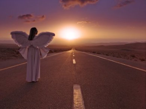 Encuentros surrealistas con los ángeles en la carretera