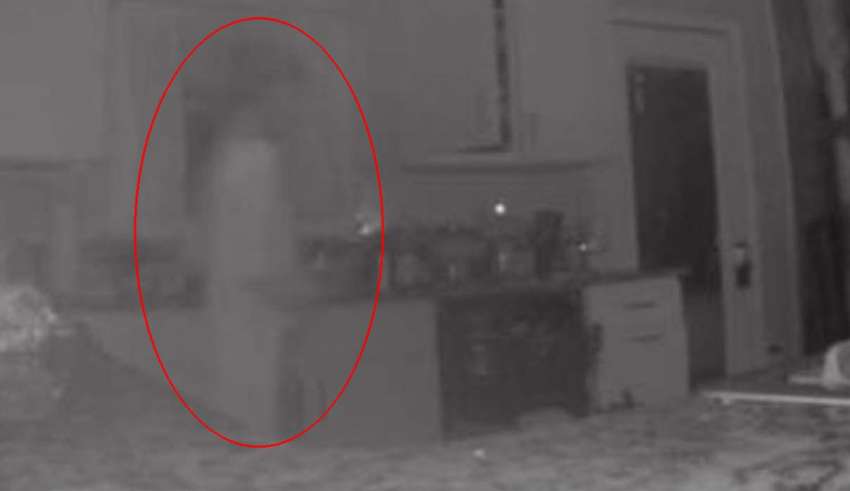 Una mujer ve el Fantasma de su hijo fallecido a través de la Cámara de Seguridad de su casa