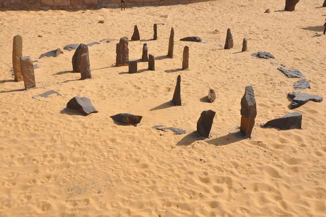 DOLMENES, CROMLECH, TÚMULOS Y MENHIRES