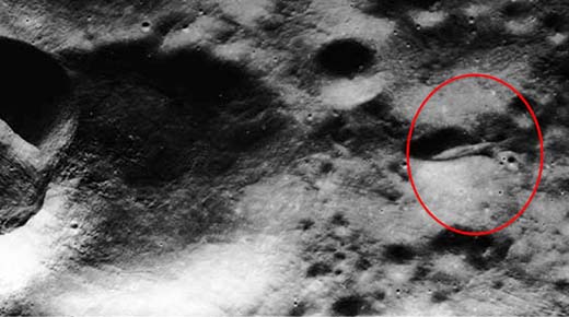 FOTO DE LA NASA PRUEBA QUE LA MISIÓN APOLO 20 FUE A INVESTIGAR UNA MASIVA NAVE EXTRATERRESTRE EN LA LUNA FOTO DE LA NASA PRUEBA QUE LA MISIÓN APOLO 20 FUE A INVESTIGAR UNA MASIVA NAVE EXTRATERRESTRE EN LA LUNA