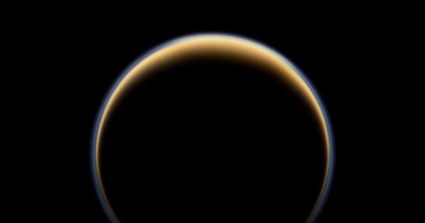 Ingeniero de la NASA: los seres humanos deberían considerar la solución de la luna de Saturno Titán
