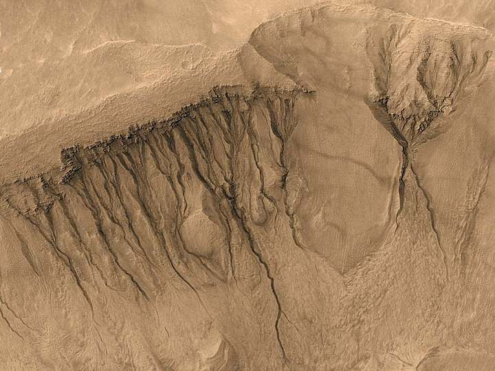 Marte aún tendría un sistema activo de agua subterránea