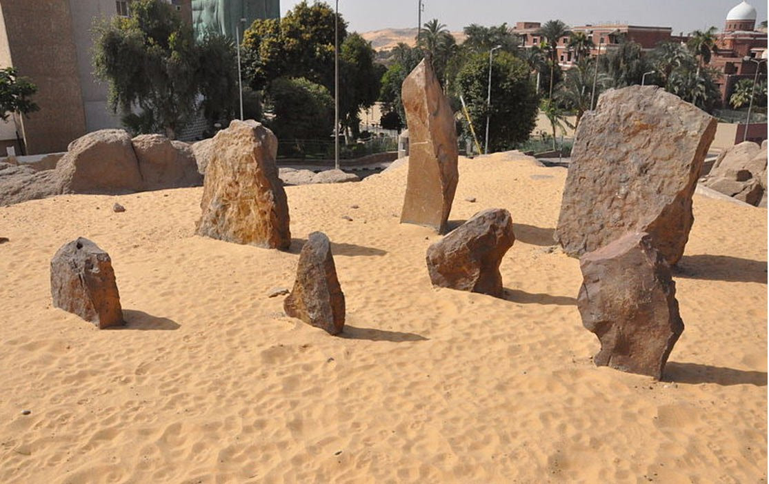 Religión, Sacrificio, y el misterio de las rocas de mesa en Nabta Playa