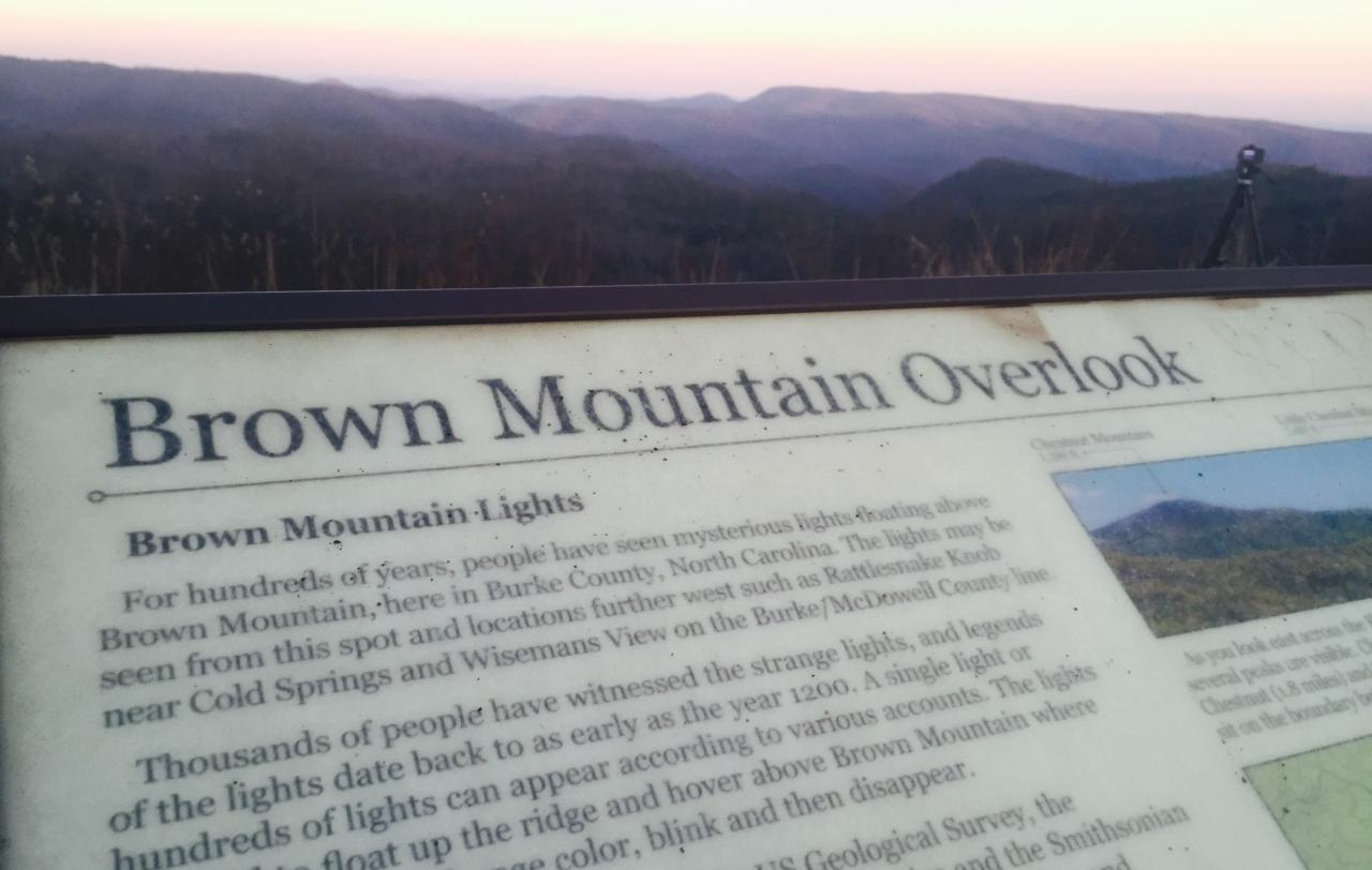 Mujer comparte su increíble experiencia paranormal que tuvo en Brown Mountain, Carolina del Norte
