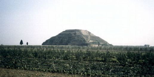 China, hace 12,000 años, una raza extraterrestre usó la pirámide de Xiangyang como puerto espacial China, hace 12,000 años, una raza extraterrestre usó la pirámide de Xiangyang como puerto espacial
