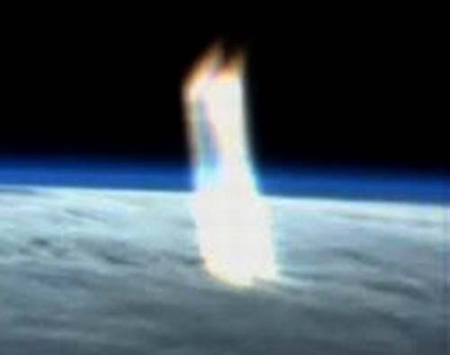 Imágenes de la NASA muestran unos misteriosos rayos de luz dirigiéndose hacia la Tierra