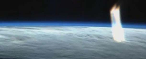 Imágenes de la NASA muestran unos misteriosos rayos de luz dirigiéndose hacia la Tierra